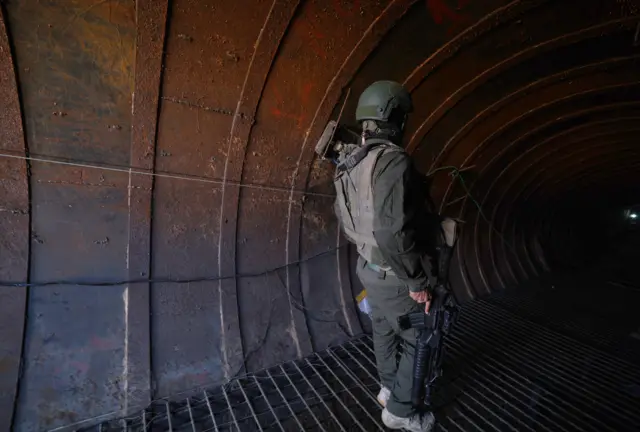израильский солдат в тоннеле в районе Бейт-Хануна