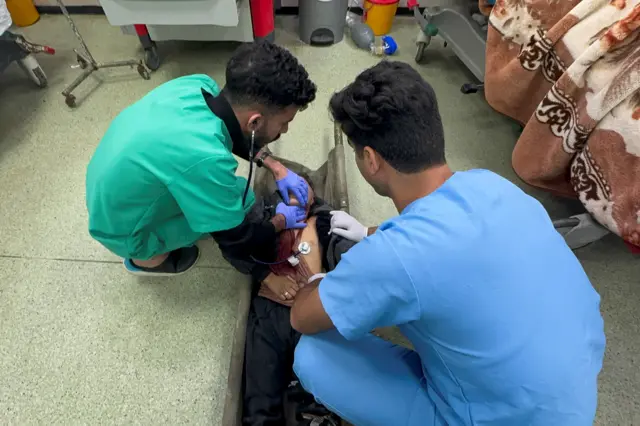 الكوادر الطبية تجري تدخلاً طبياً لأحد الجرحى في إحدى المستشفيات في غزة