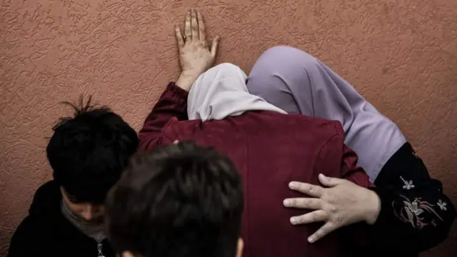 ሐዘንተኞች በጋዛ ናስር ሆስፒታል