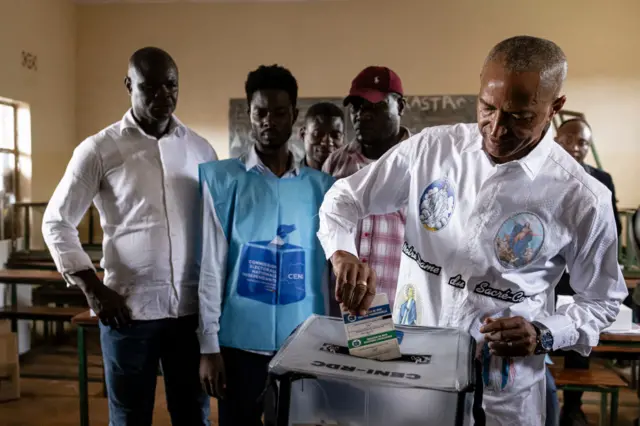 Moise Katumbi insère son bulletin dans l'urne