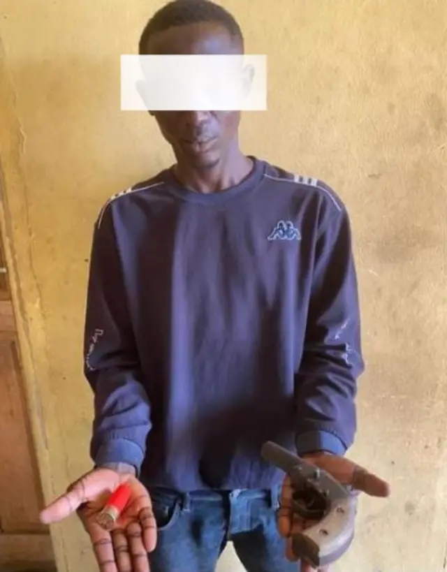 Afurasi ọmọ ẹgbẹ okunkun ti ọwọ tẹ