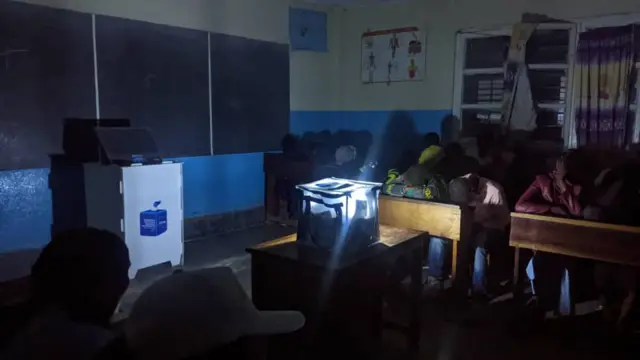 Le vote se poursuit tard la nuit dans un centre de vote à Goma