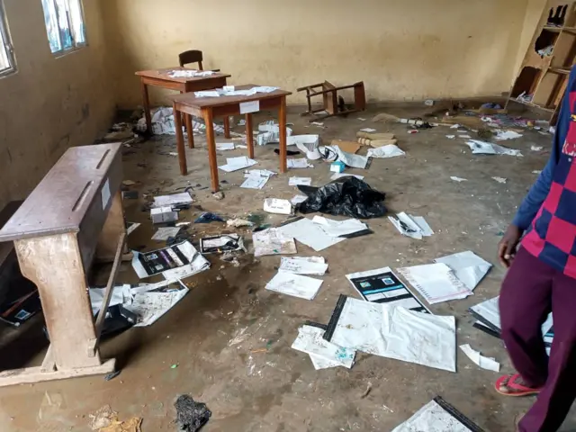 Un bureau de vote saccagé avec les bulletins à même le sol