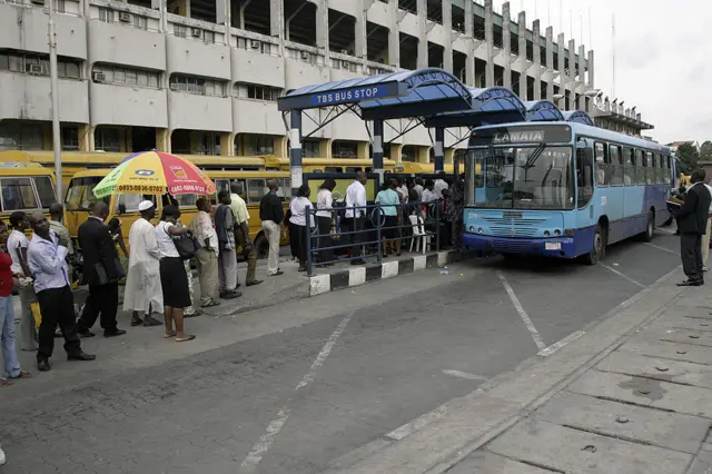 Tinubu egbubiela ego ụgbọala ọkara maka Ekeresimesi