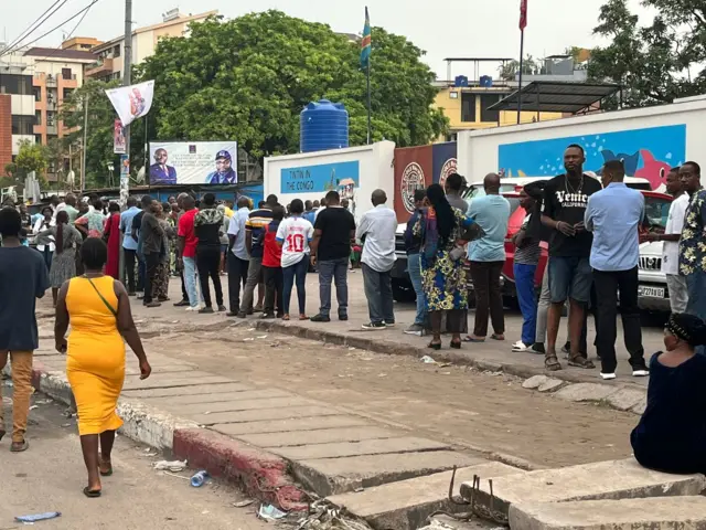 Des votants font la queue devant un bureau