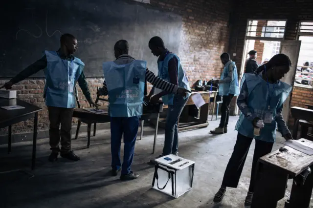 Des agents de la CENI en train de préparer le vote dans un bureau