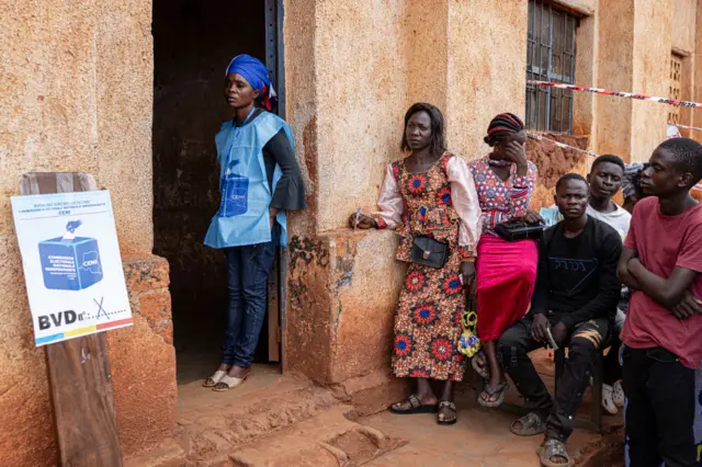 Des citoyens devant un bureau de vote à l'école Bwakya à Lubumbashi