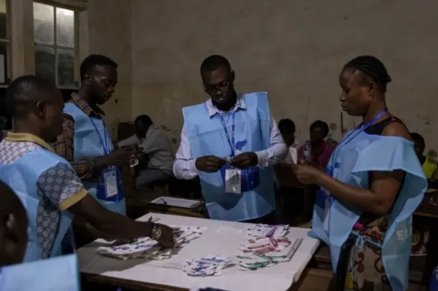 Des agents de la Commission électorale nationale indépendante (CENI) comptent les bulletins de vote dans un bureau de vote à l'école Chem Chem à Lubumbashi, le 20 décembre 2023.