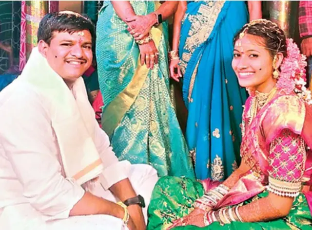 గోదారిలో దూకిన నవదంపతులు