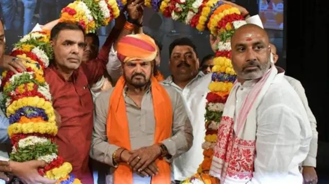 बृजभूषण शरण सिंह के साथ संजय सिंह (बाएँ)