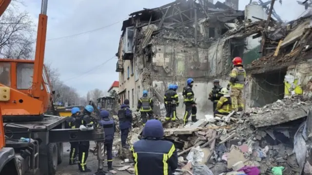 украинские спасатели работают на месте российского ракетного удара в Новогродовке Донецкой области, 30 ноября 2023 года