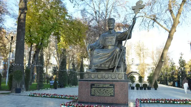 مجسمه کوروش کبیر در پارکی به نام کوروش در شهر دوشنبه تاجیکستان