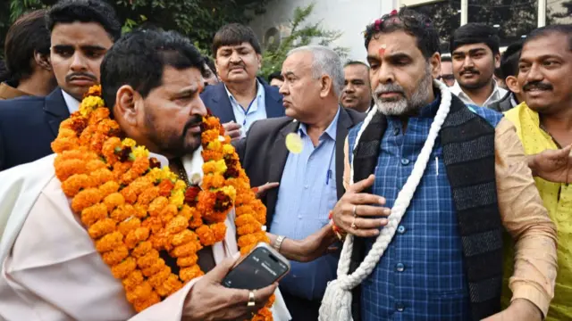 नवनिर्वाचित अध्यक्ष संजय सिंह के साथ बृजभूषण शरण सिंह