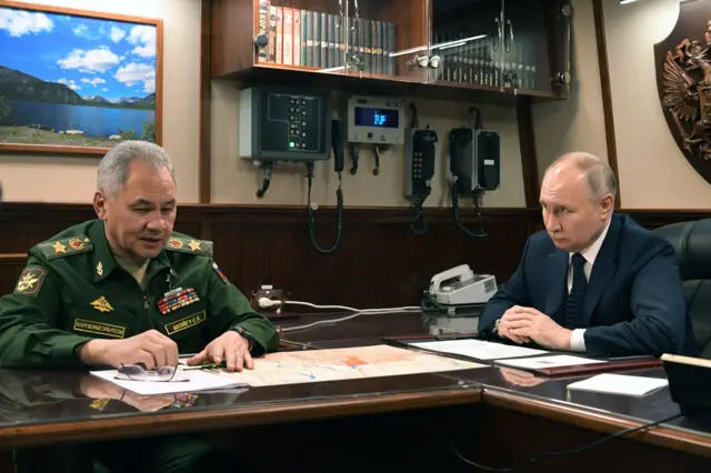 Сергей Шойгу и Владимир Путин на борту нового фрегата "Адмирал Головко" в Санкт-Петербурге