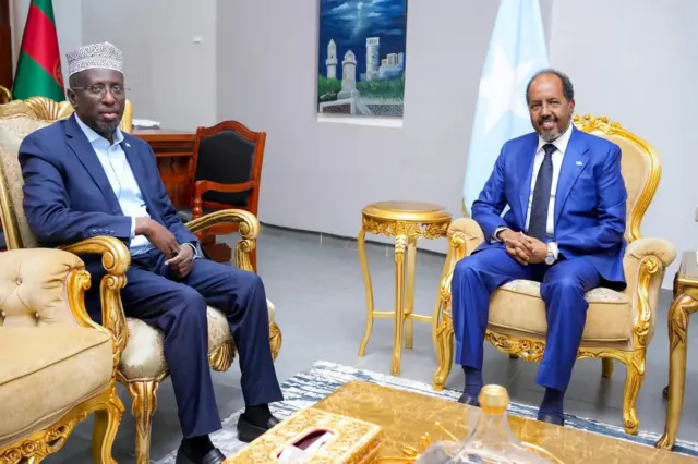 Sawir hore (Madaxweyne Xasan Sheekh iyo Madaxweyne hore Shariif Sheekh Axmed)