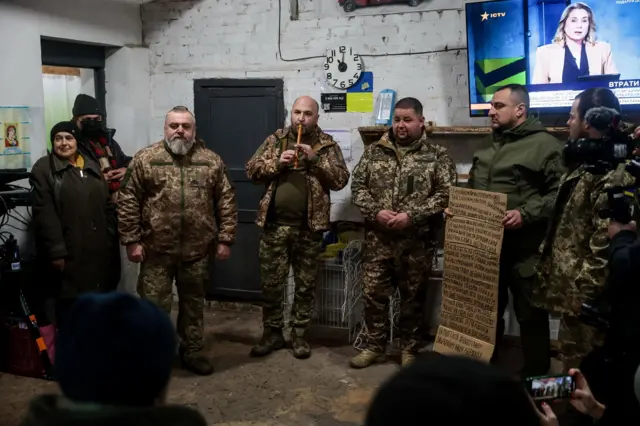 Военнослужащие 102-й бригады сил территориальной обороны исполняют колядки в бомбоубежище в Гуляйполе.
