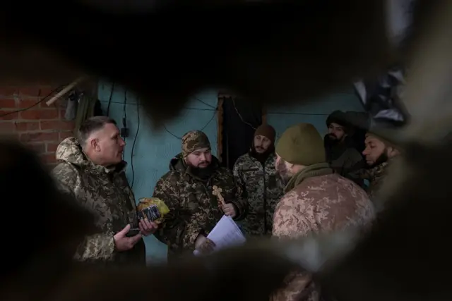 Военные капелланы Александр и Евгений ведут рождественскую службу для солдат 93-й отдельной механизированной бригады вблизи линии фронта в Донецкой области.