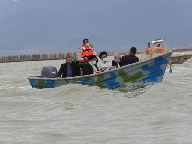 رئیسی روی قایق