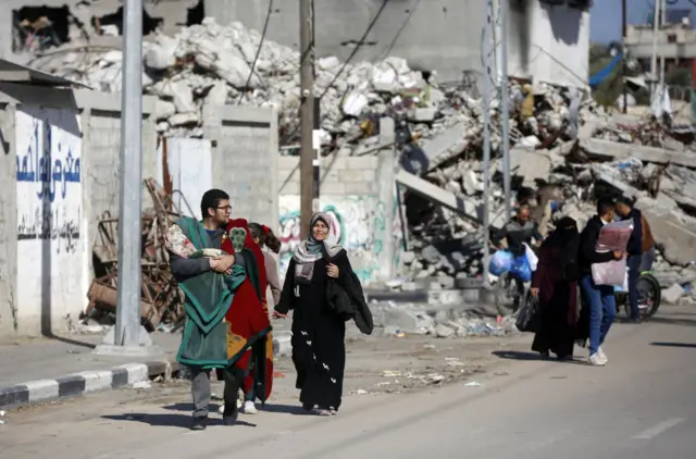 فلسطينيون يحملون أمتعتهم يغادرون منازلهم في مخيم البريج للاجئين بحثًا عن ملجأ أكثر أمانًا في دير البلح