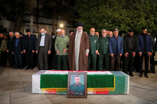 المرشد الأعلى الإيراني آية الله خامنئي يصلي في جنازة كبير مستشاري الحرس الثوري الإيراني سيد رضى موسوي