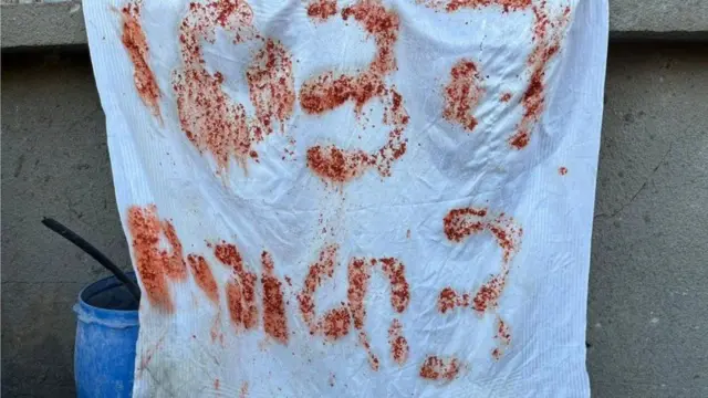 راية بيضاء عثر عليها في محيط مقتل الرهائن مكتوب عليها باللغة العبرية "النجدة.. ثلاثة رهائن"