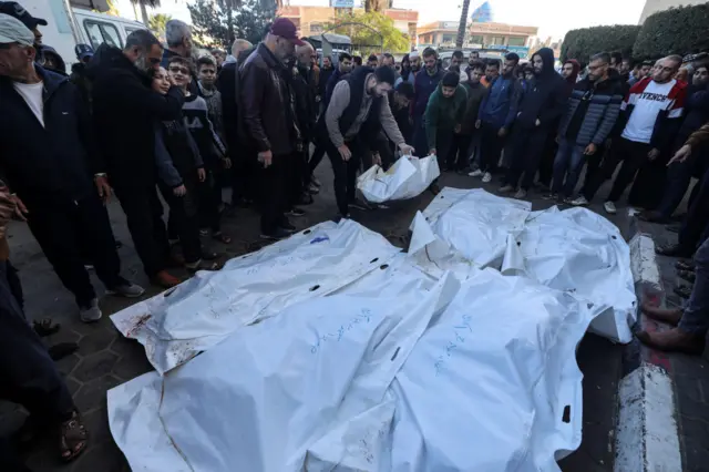 جثث قتلى مخيم النصيرات إثر قصف إسرائيلي على وسط قطاع غزة أمام مستشفى الأقصى بدير البلح وسط قطاع غزة، في 29 ديسمبر/كانون الأول 2023