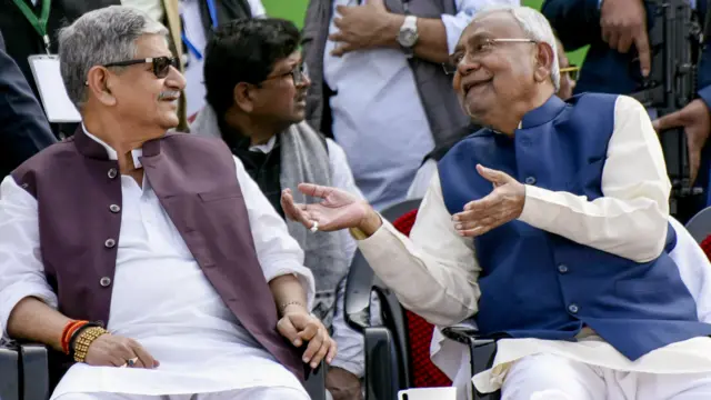 ललन सिंह के साथ नीतीश कुमार