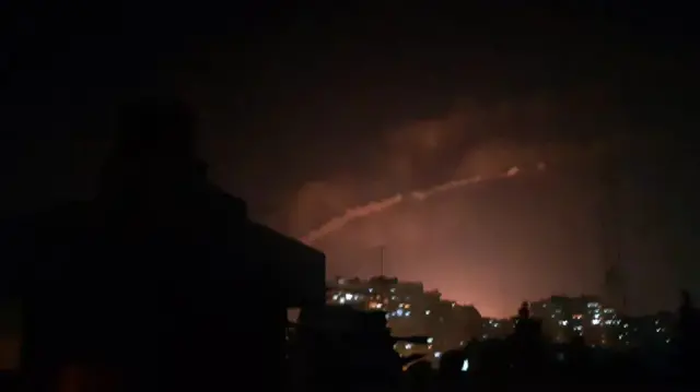 القصف ليلا في سماء دمشق