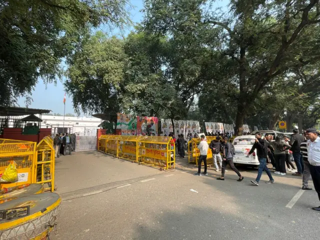 दिल्ली में कांग्रेस दफ्तर के बाहर का माहौल