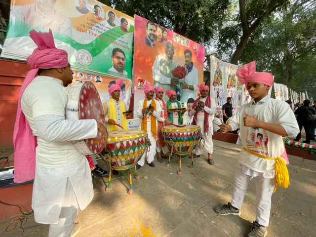 दिल्ली में कांग्रेस दफ्तर के बाहर का माहौल