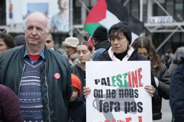 متظاهرون في باريس يحملون الأعلام واللافتات الفلسطينية ويطالبون بوقف دائم لإطلاق النار في غزة، في 30 ديسمبر/كانون الأول 2023