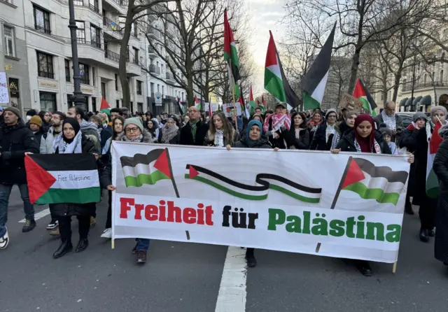 تظاهرة في في ميدان أدينوربلاتز بالعاصمة الألمانية برلين مؤيدة للفلسطينيين في 30 ديسمبر/كانون الأول 2023