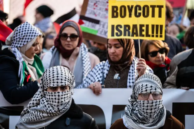 محتجون يطالبون بمقاطعة إسرائيل أمام وزارة الخارجية في العاصمة الإسبانية مدريد، في 30 ديسمبر/كانون الأول 2023