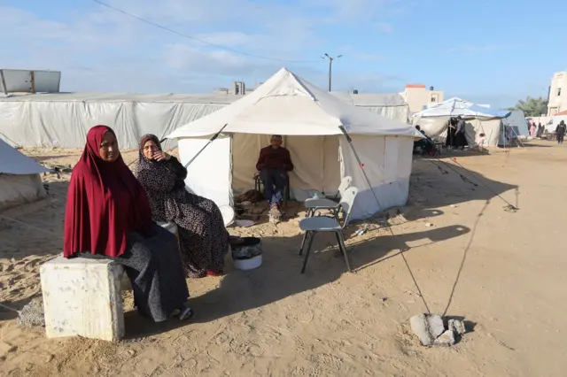نازحون يقيمون في خيمة في قطاع غزة
