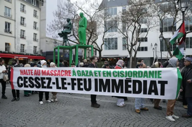 متظاهرون في العاصمة الفرنسية يرفعون يطالبون بوقف فوري ودائم لإطلاق النار في غزة، في 30 ديسمبر/كانون الأول 2023