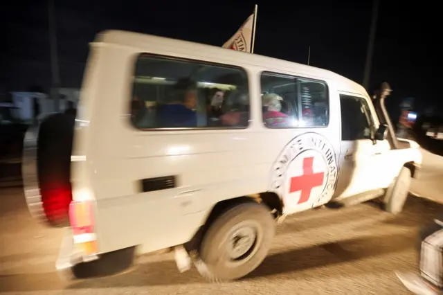 لجنة الصليب الأحمر تقوم بنقل رهائن اختطفهم مقاتلو حماس خلال هجوم 7 أكتوبر على إسرائيل تصل إلى حدود رفح