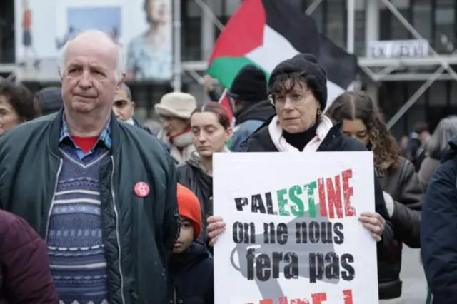متظاهرون في باريس يحملون الأعلام واللافتات الفلسطينية ويطالبون بوقف دائم لإطلاق النار في غزة، في 30 ديسمبر/كانون الأول 2023