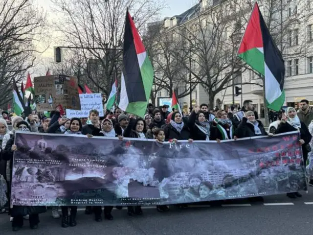 تظاهرة في في ميدان أدينوربلاتز بالعاصمة الألمانية برلين مؤيدة للفلسطينيين في 30 ديسمبر/كانون الأول 2023