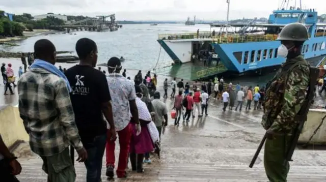 Awọn ero ni ebute ọkọ oju omi kan ni Kenya