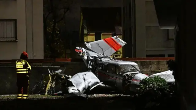 Ndege hiyo ilianza kutua kwa dharura kwenye barabara kabla ya kugonga ukuta wa jengo la ghorofa