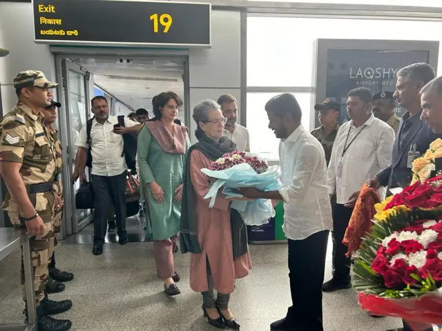 సోనియా గాంధీకి స్వాగతం పలికిన రేవంత్ రెడ్డి