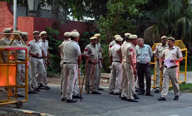 ईडी के दफ्तर के बाहर खड़ी पुलिस (फाइल फोटो)