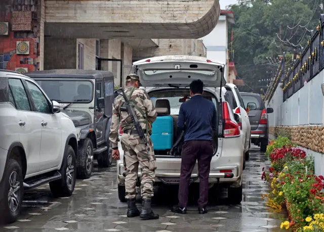 कांग्रेस सांसद धीरज साहू के घर इनकम टैक्स विभाग की टीम