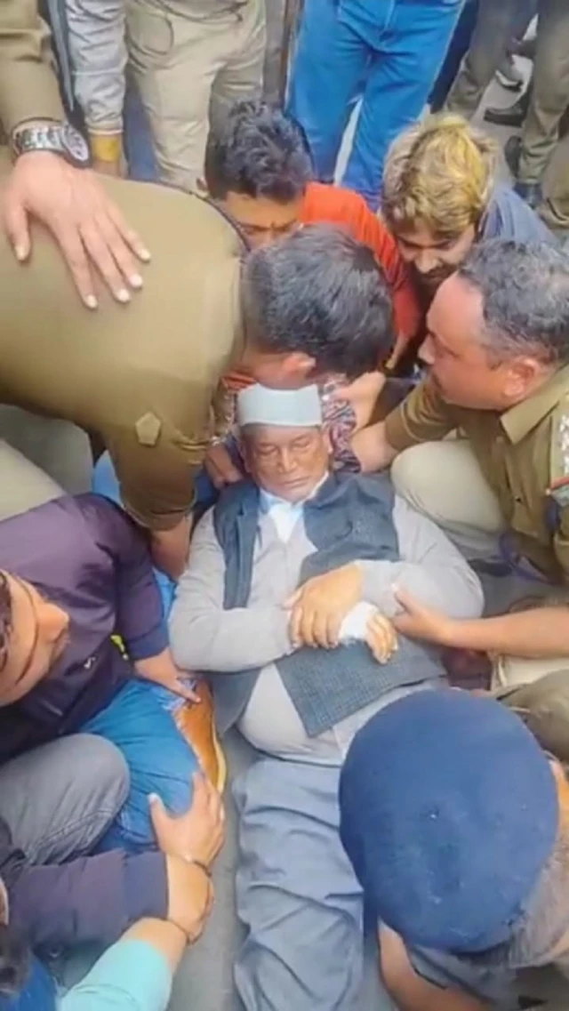 पूर्व मुख्यमंत्री हरीश रावत बेहोश की सेहत प्रदर्शन के दौरान बिगड़ गई