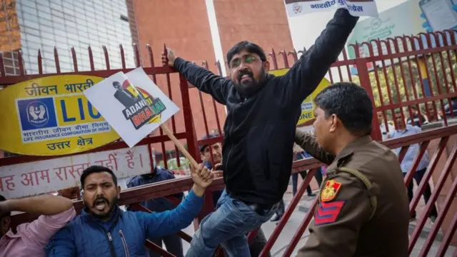 અદાણી જૂથમાં એલઆઈના રોકાણનો વિરોધ