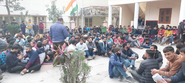 देहरादून के शहीद स्मारक पर जुटे युवा