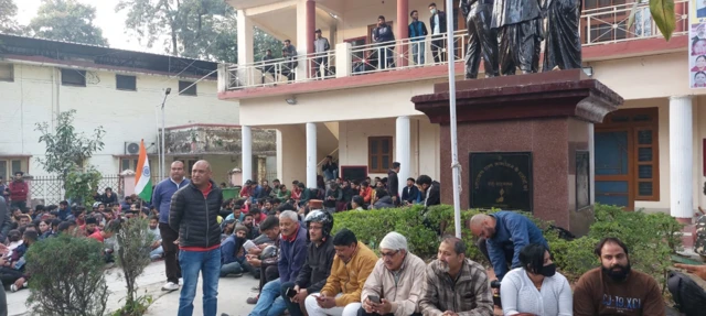 देहरादून के शहीद स्मारक पर जुटे युवा