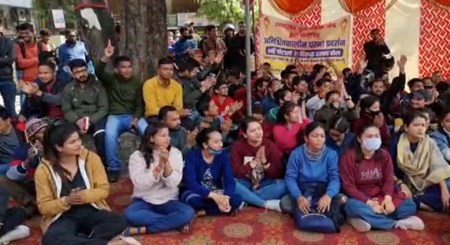 हल्द्वानी में भर्ती घोटालों की सीबीआई जांच की माग करते युवा