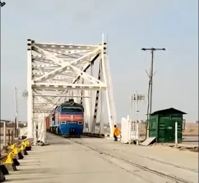 قطاری حامل کالا از ازبکستان از روی پل دوستی