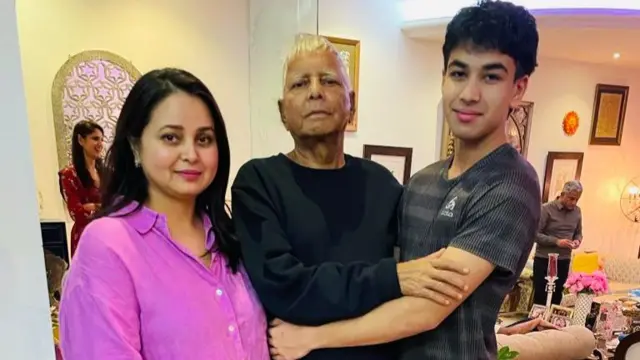 रोहिणी आचार्य अपने पिता लालू प्रसाद यादव और पुत्र के साथ